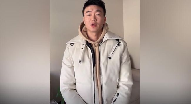 美女扒开尿口让男人舔