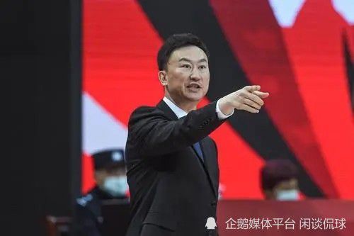 购物中心的情侣